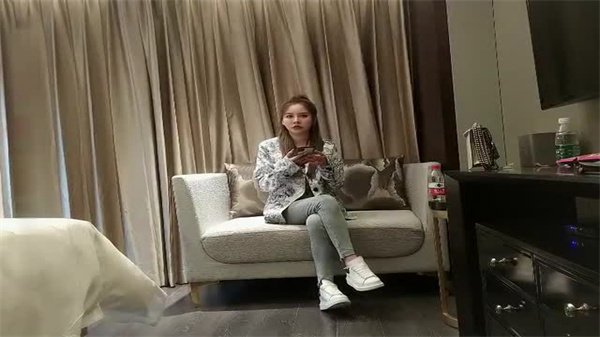 高马尾网红外围妹牛仔裤包裹修长美腿！小哥狂插猛干直呼超值